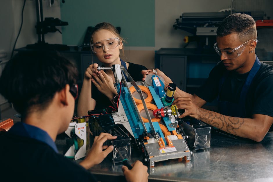 Image illustrating a group of aspiring junior engineers engaged in various hands-on activities during a coaching program.